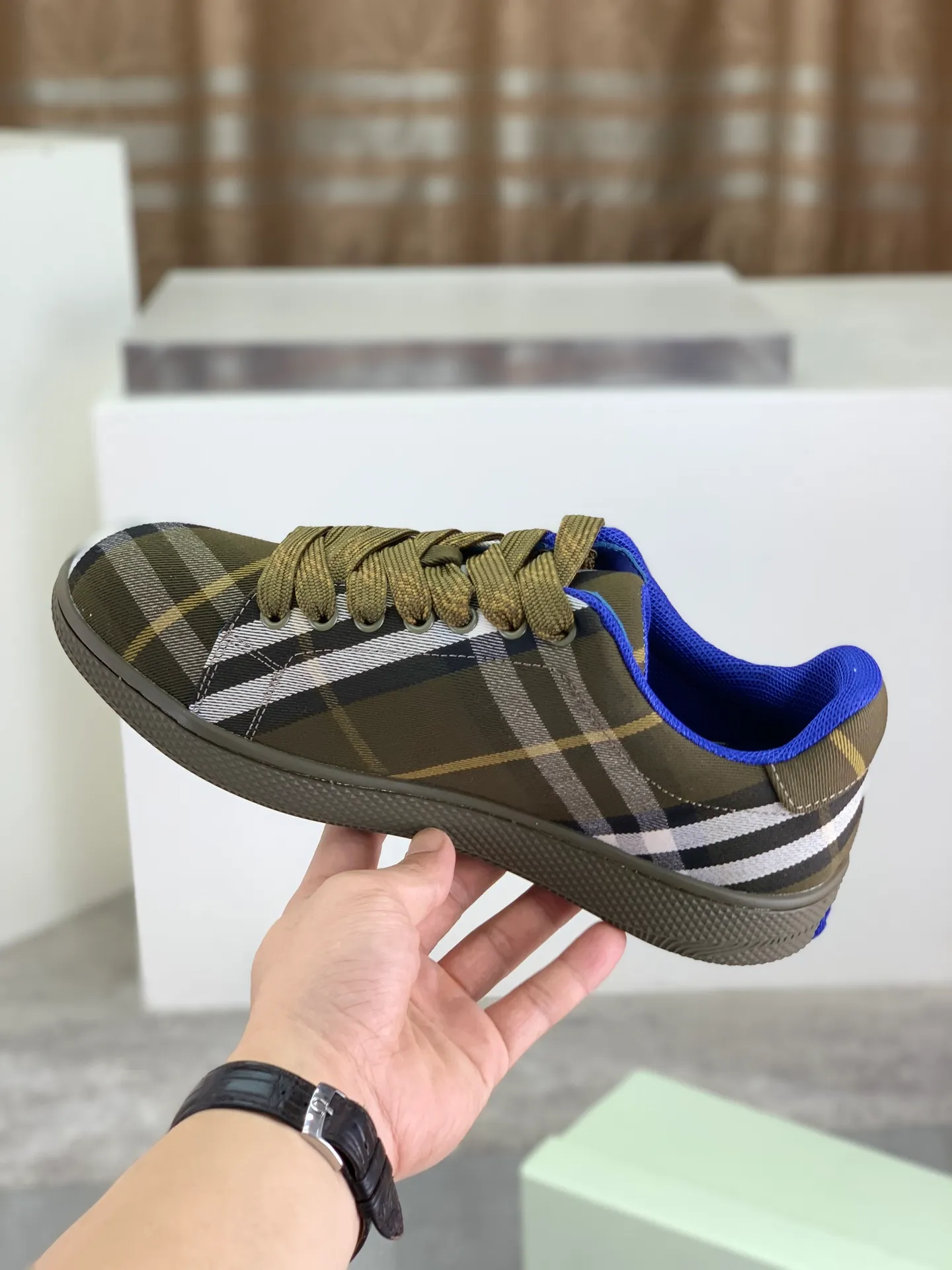Factory price P580 [BURBERRY] Burberry - High-end quality original order - Upper: imported 🔝 original material - Lining: cowhide lining, feet; water-dyed cowhide - Outsole: ultra-light TPR rubber; two-color molded outsole - Super high quality control · Fine workmanship: highlighted (high-end, extravagance, grade) -Size: 38-46 (Male 38 46 can be customized) · Color: 4️⃣ colors available